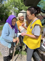 LCIF交付金の支援により、キーウ、バルタ、バフムト、ザポリージャ、オデッサ、マリウポリ、ハルキウ、コトフスク、そして中央ウクライナ中の7,500人以上の人々が、食料品の詰め合わせや医薬品などの必需品を受け取ることができました。