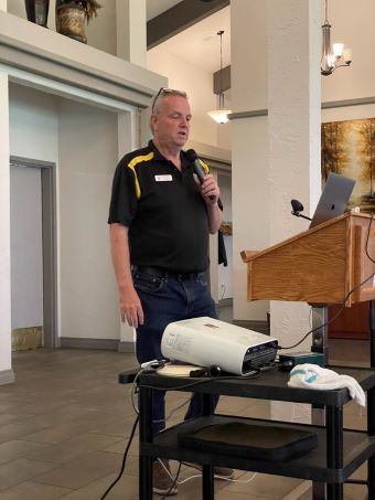 GAT-Gebietsleiter Brent Johnson während der Mitgliedschaftsveranstaltung seines Clubs, dem Lions Club Lethbridge West Lethbridge.