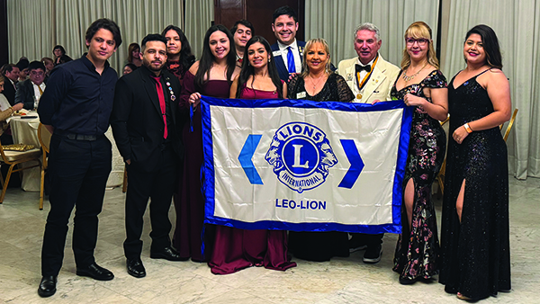 Asunción Especializado en Finanzas Lion members honor their Leo-Lion partnership at a formal event.