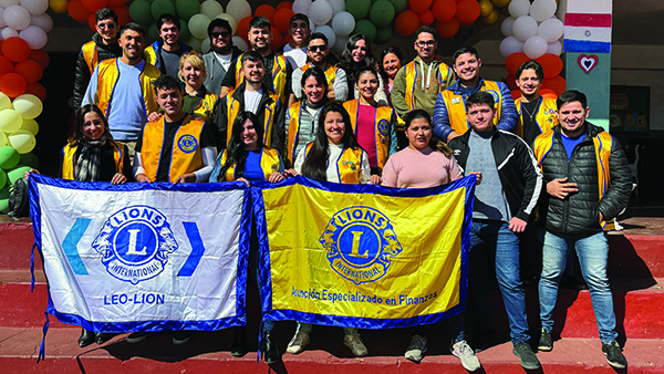 Asunción Especializado en Finanzas Lions display their club flag and the Leo-Lion flag.