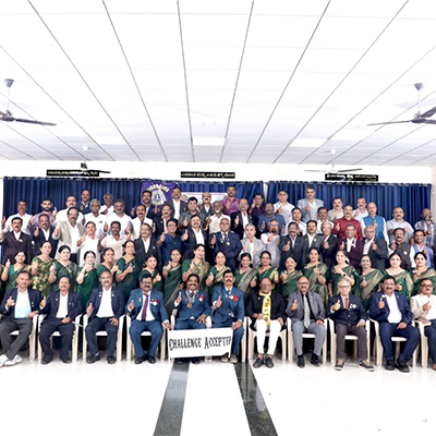 Die Mitglieder des Lions Clubs Hassan versammeln sich zu einem großen Gruppenfoto, um ihre Einheit, ihr Wachstum und ihr Engagement in der gemeinnützigen Arbeit zu feiern.