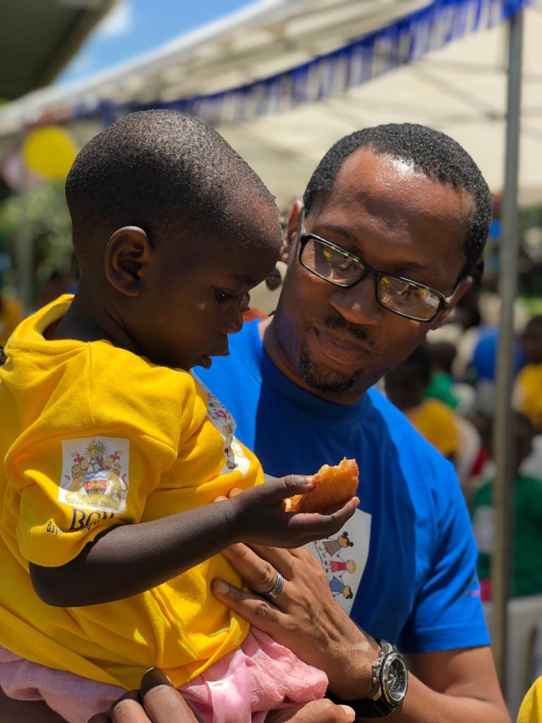 Nmazuo Ozuah博士在国际儿童癌症日与一名年轻患者在一起。