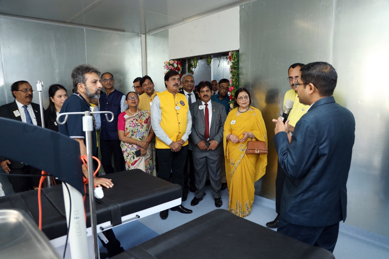 Lions Juhu Aruna Abhey Oswal Super Specialty Eye Care Centre를 오픈하고 있는 아루나 아비 오스왈 재단이사.