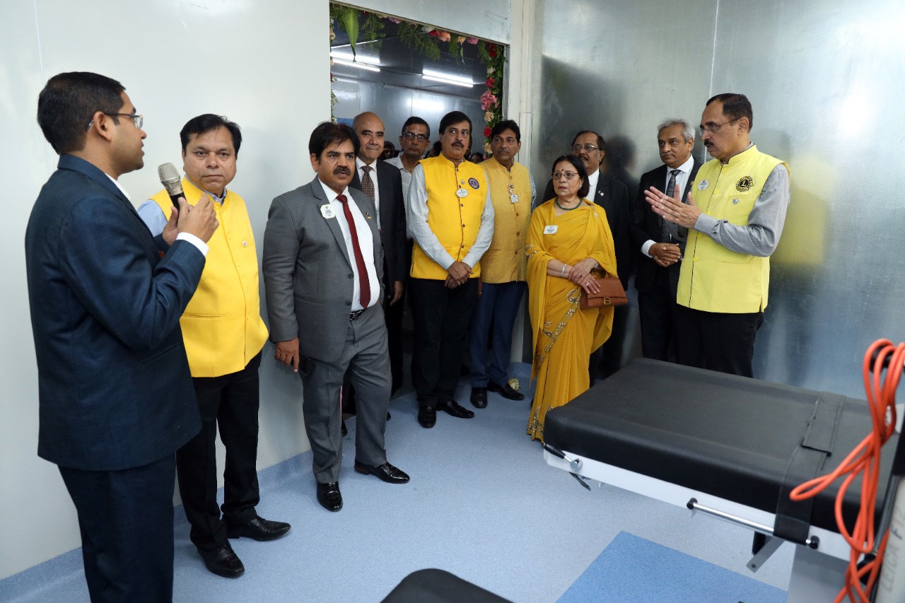 Aruna Abhey Oswal opening the Lions Juhu Aruna Abhey Oswal Super Specialty Eye Care Centre. 