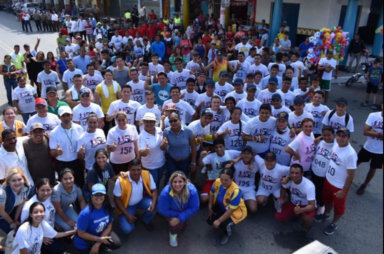 Foto do grupo dos corredores da maratona de 5 km no Equador