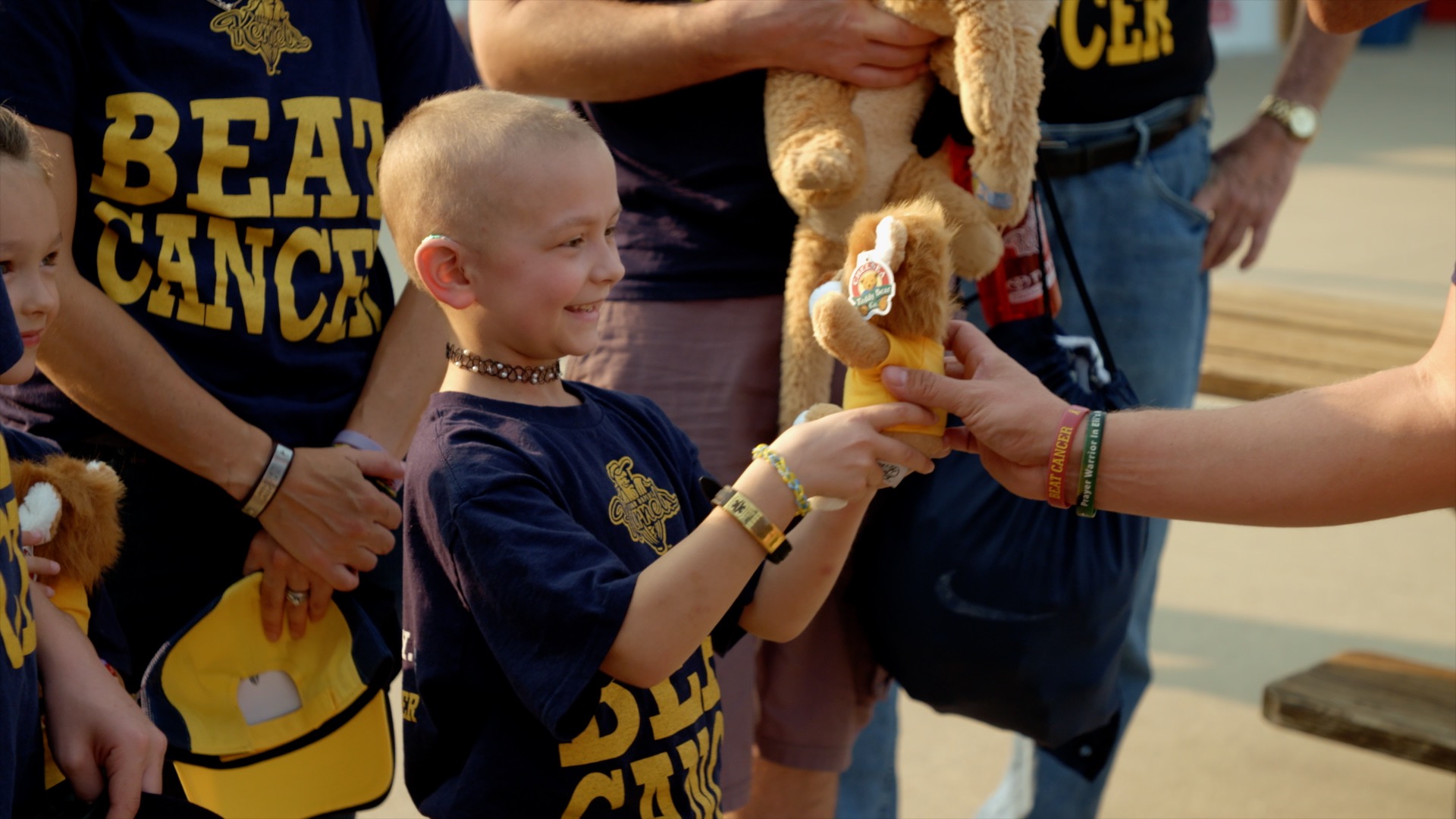 Foto de uma jovem recebendo um brinquedo do Lions