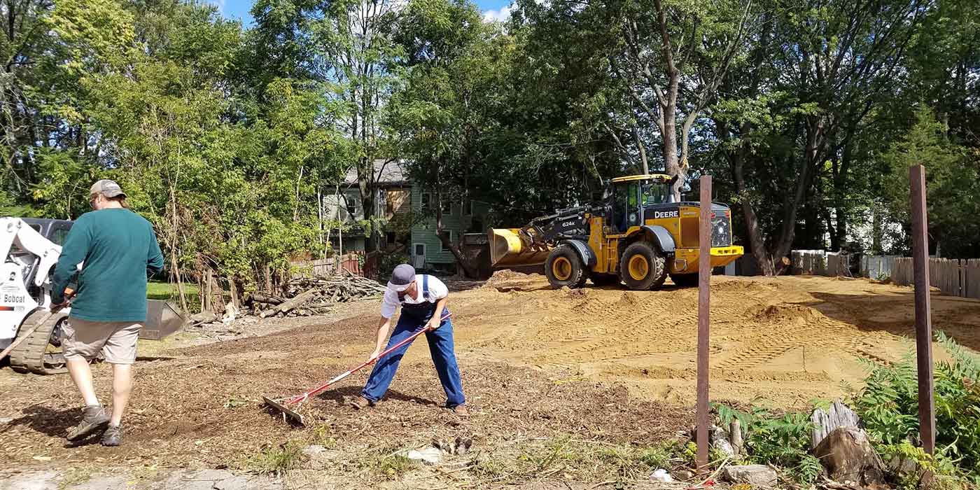 ライオンであるグレゴリー・シェルダンは、敷地に木くずを敷きつめる作業に励んでいます。