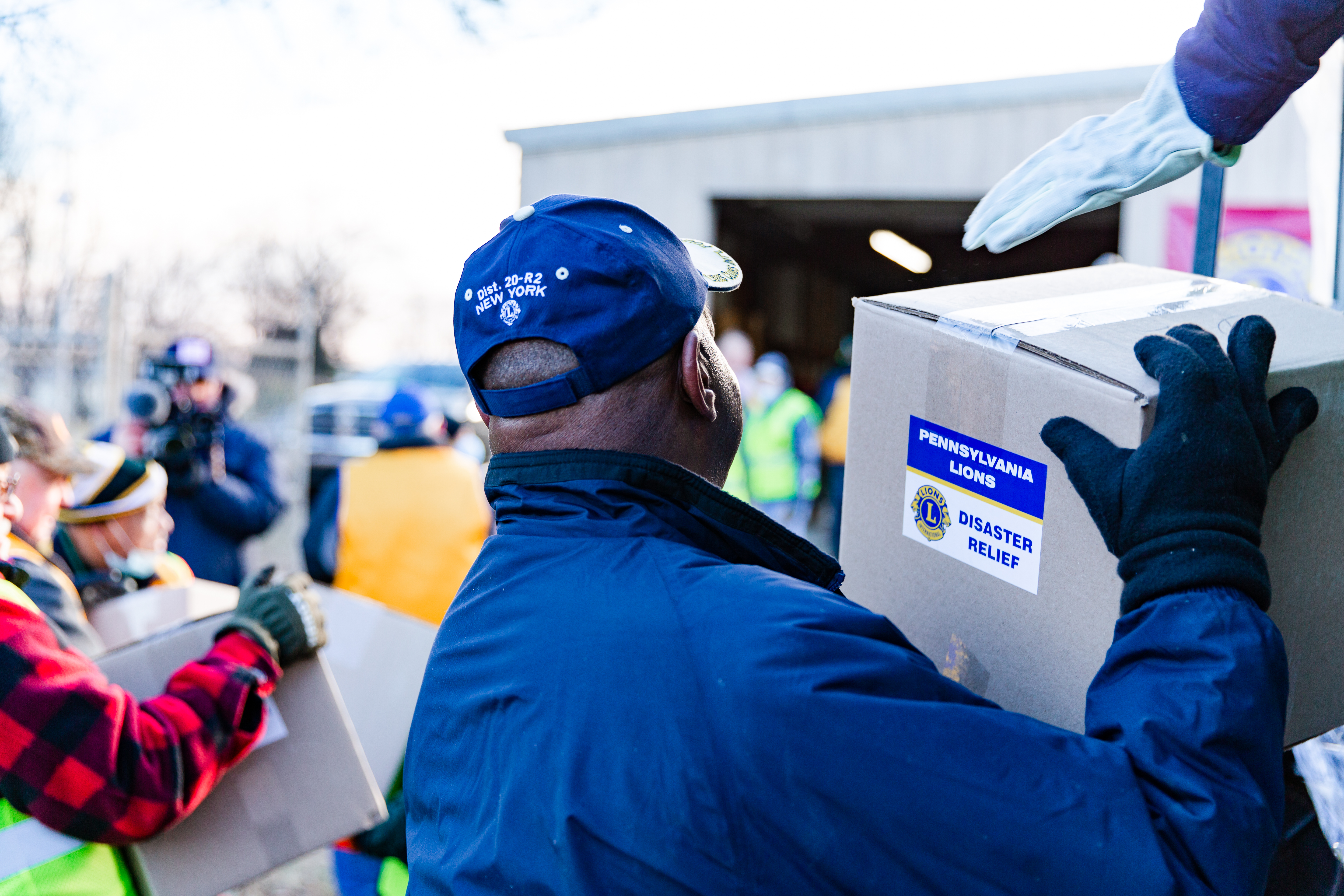 Le président international Douglas Alexander déchargeant des cartons de fournitures d'urgence en provenance de Pennsylvanie
