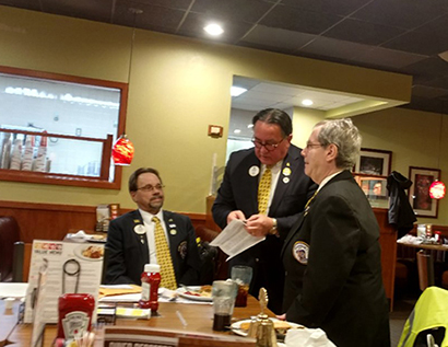 Lion Mary Knight erhåller sin chevronutmärkelse från distriktsguvernör Hilary Kumnick i distrikt 23C den 17 oktober 2017, som erkänsla för 45 år som medlem.