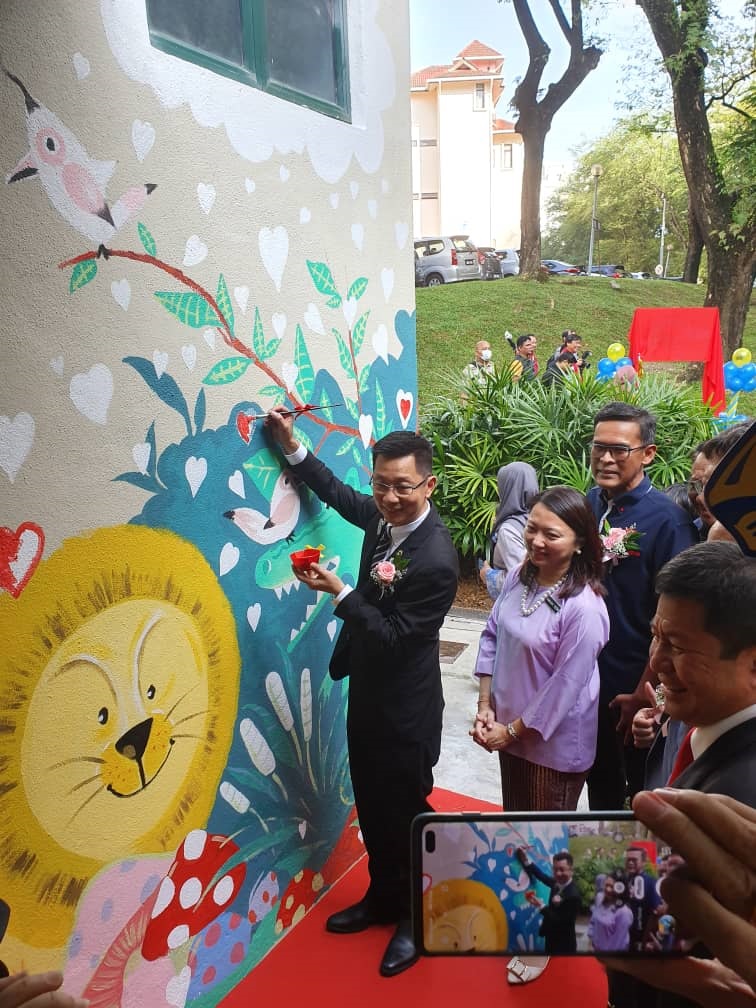 Le gouverneur de district Dato Javern Lim et le sous-ministre des Femmes, de la Famille et du Développement collectif officiant au Lions Wonderland.