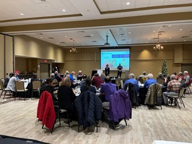 Distrikt-Governor Suzanne und Gebietsleiter Brent leiten den Workshop Just Ask! in Olds, Alberta.