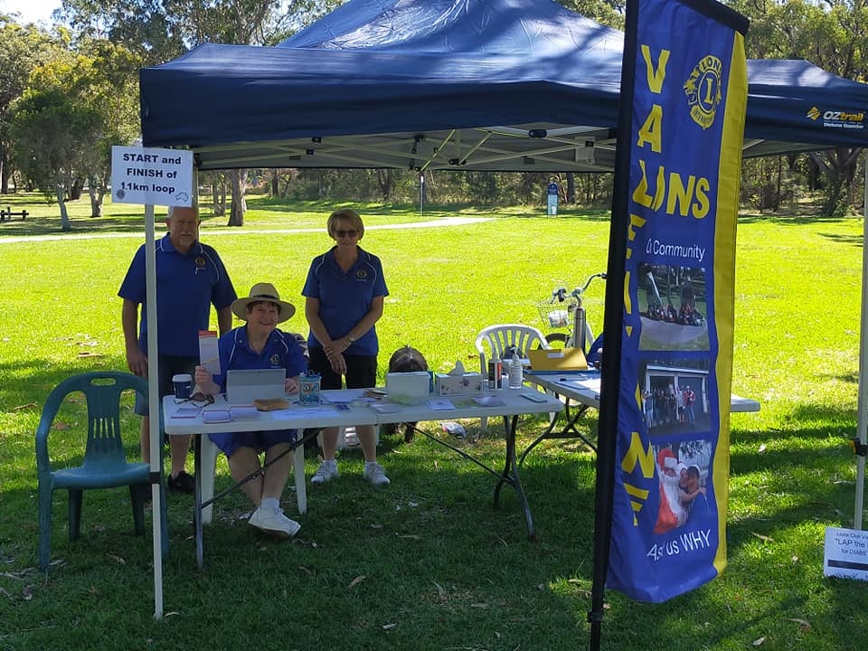 Medlemmar i Valentine Lions Club, distrikt 201-N3, Australien, vid evenemangets registrering.