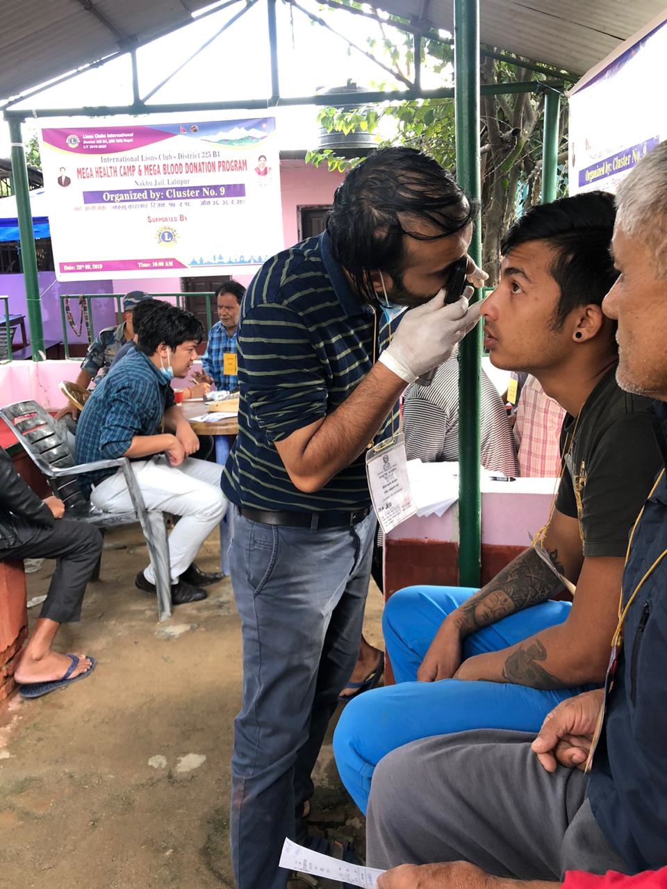 O Lions Clube de Médicos de Kathmandu do Nepal em colaboração com um clube de interesse especial de banqueiros conduzindo um mega acampamento de saúde e um programa de doação de sangue para os presidiários da Cadeia de Nakkhu.
