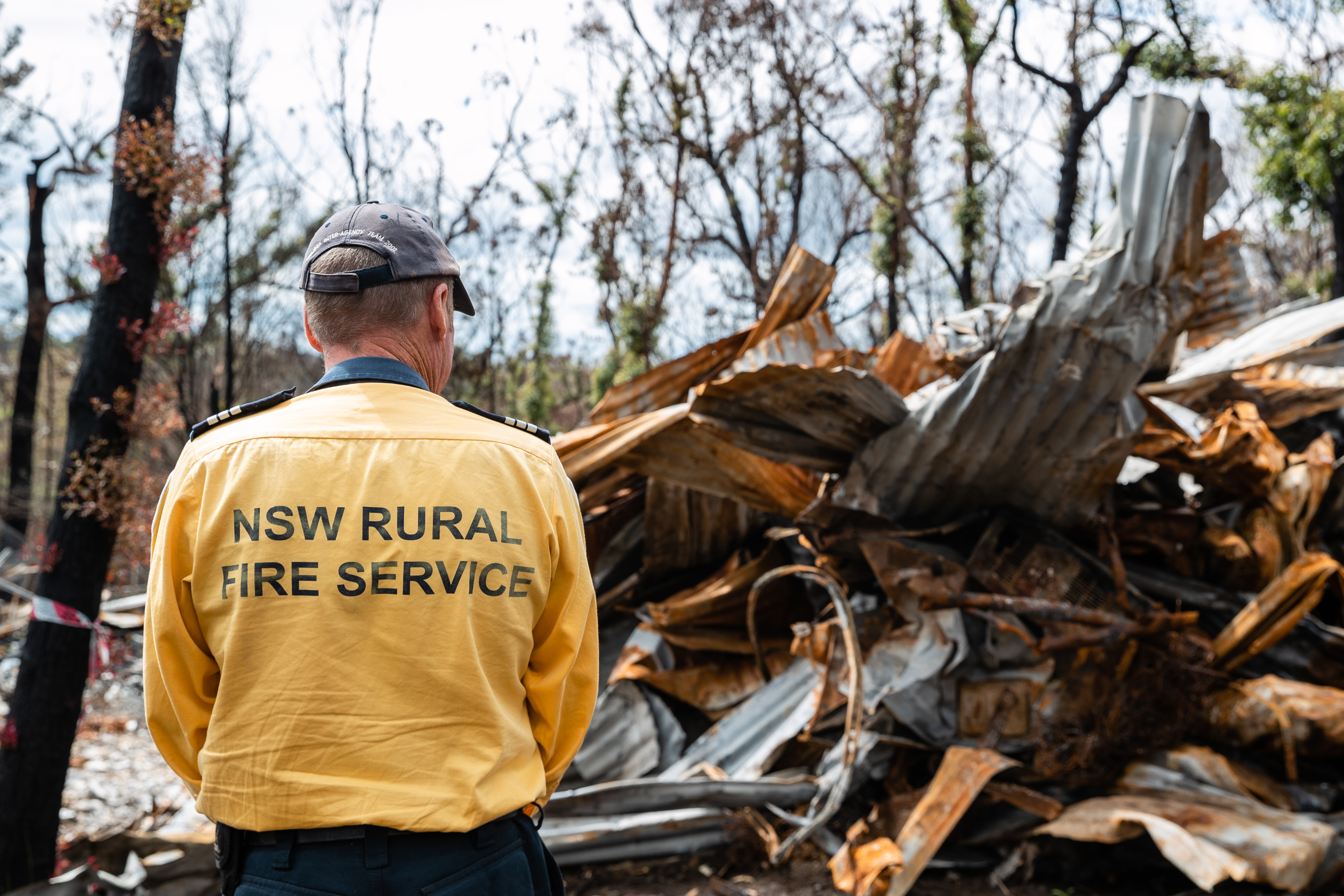 os australianos trabalharam desesperadamente para salvar suas propriedades das chamas vorazes