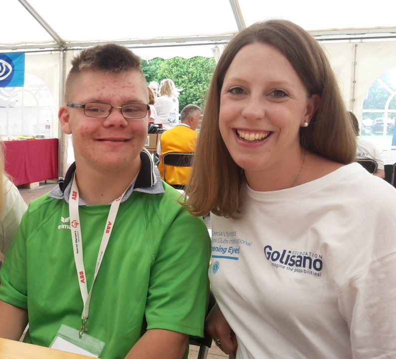 Maria Stinn är frivillig, här tillsammans med en Special Olympics-idrottare från Tyskland.