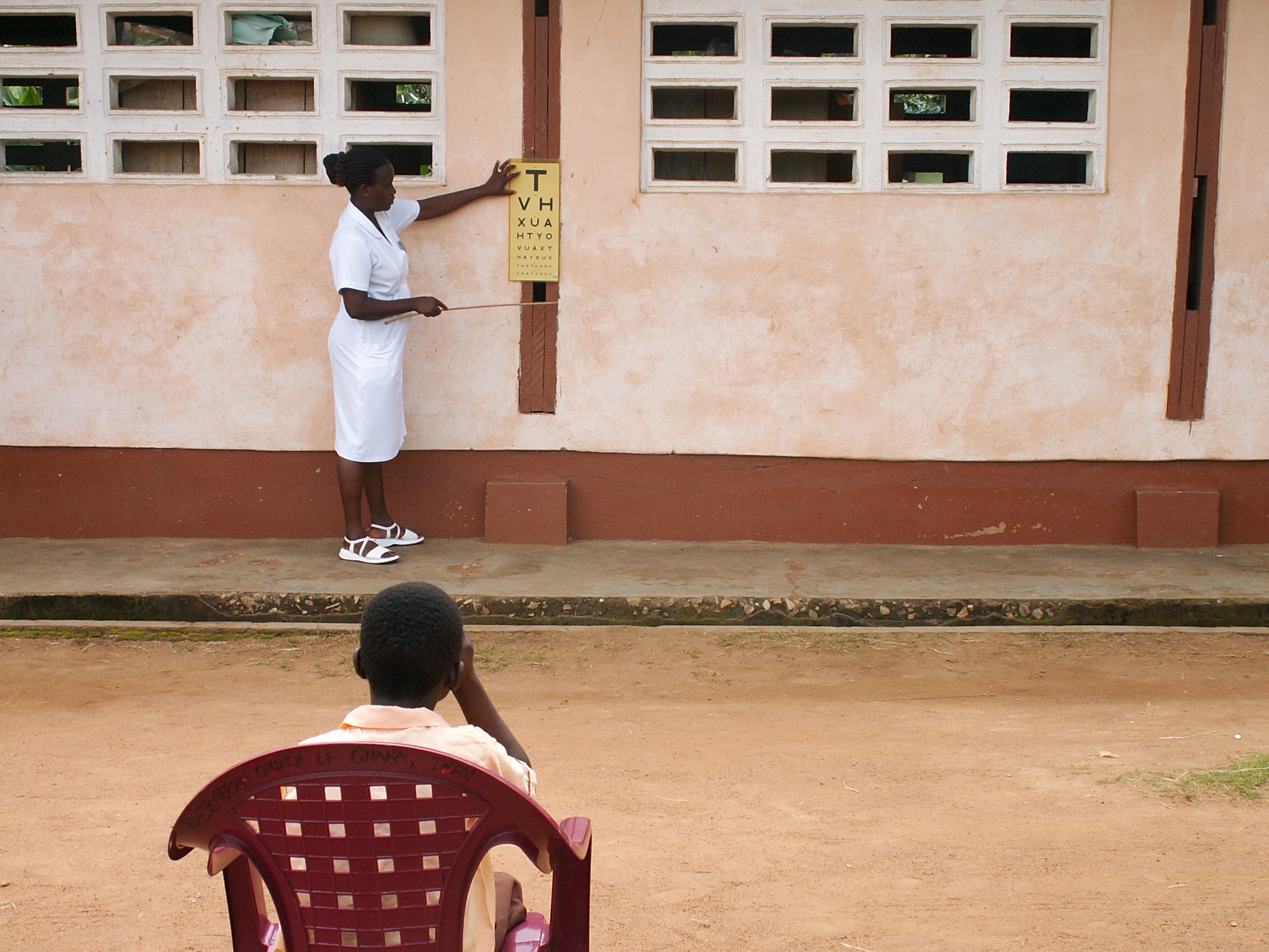 Ein Kind in Ghana nimmt an einer an seiner Schule angebotenen Augenuntersuchung teil.