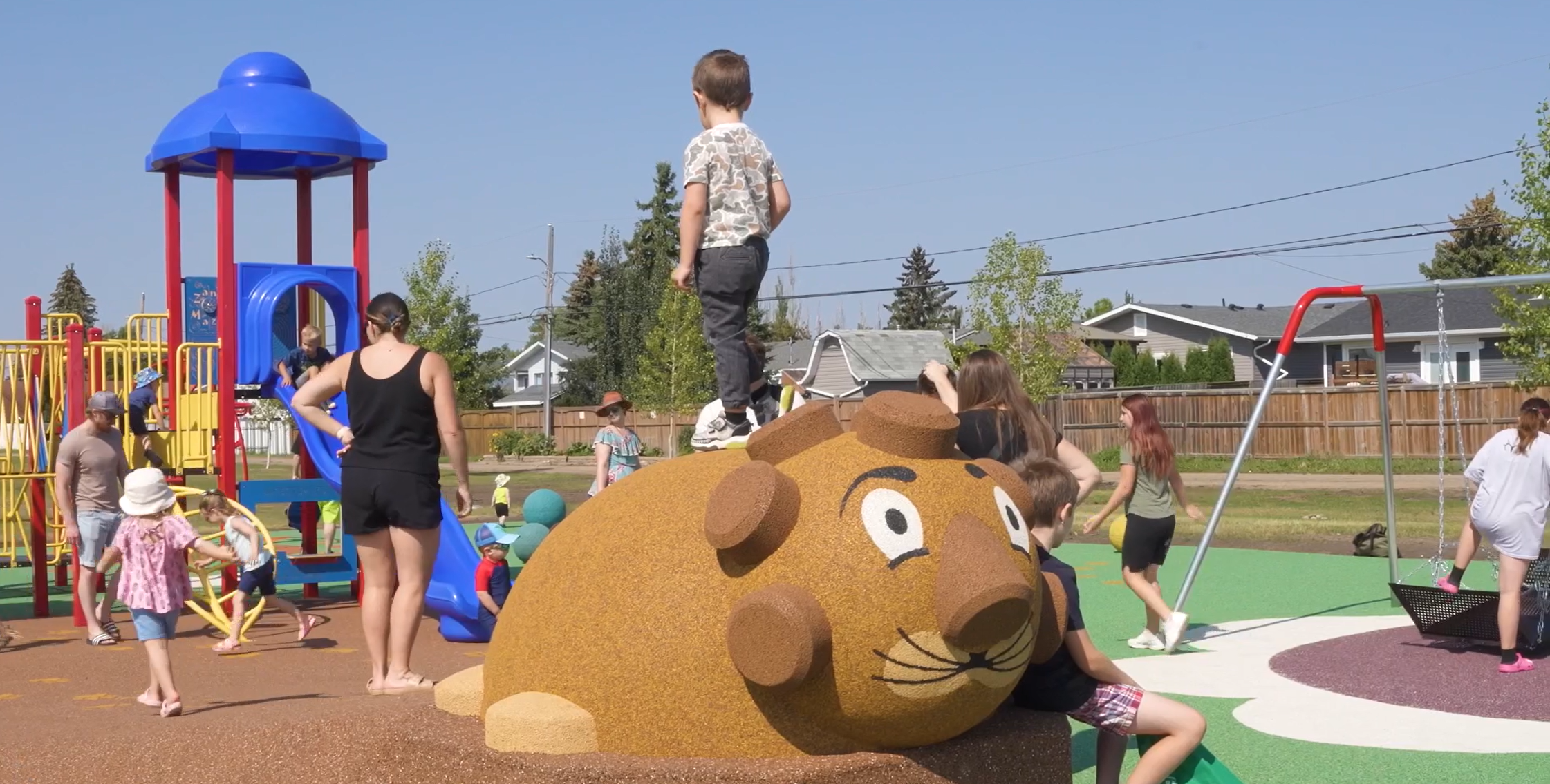 Niños que juegan en el parque